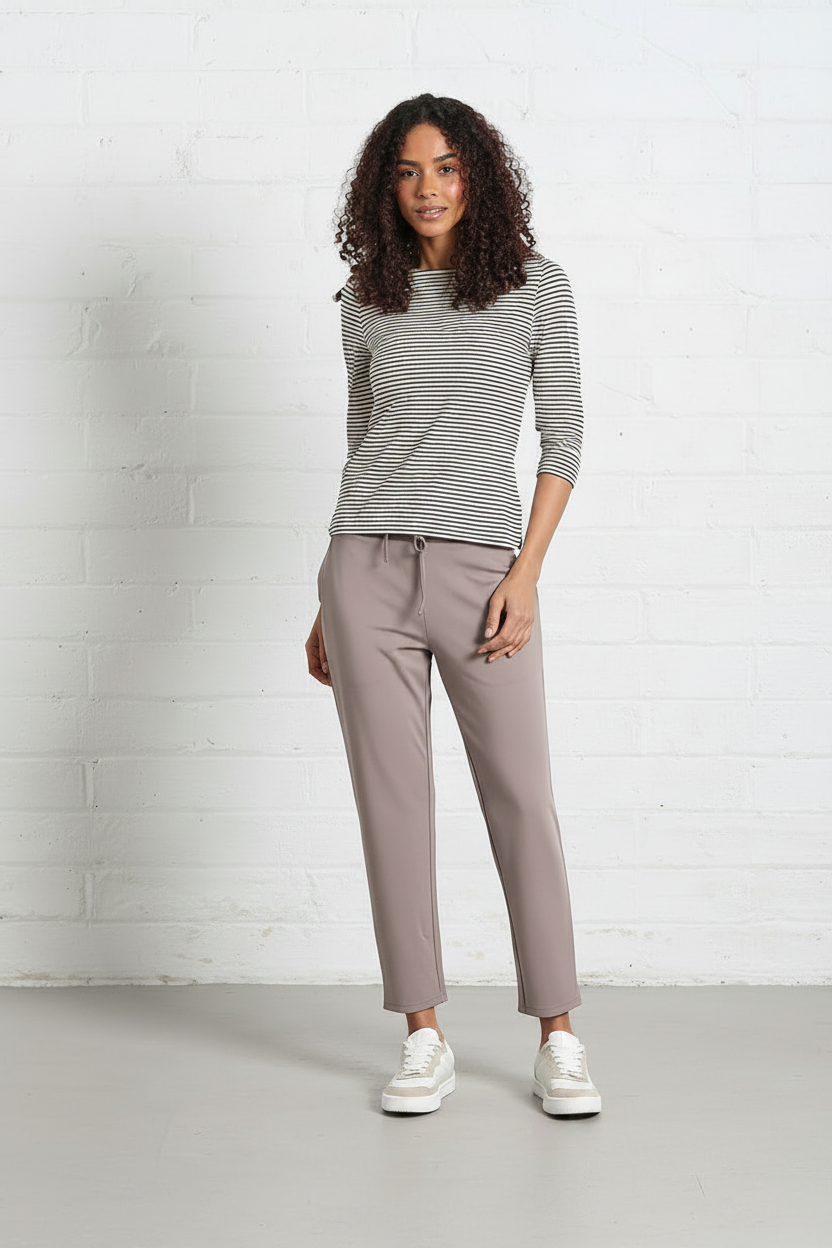 Peyton Jogger Taupe - Closer Crop